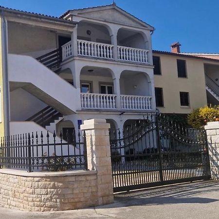 Guest House Casa Mia - Rooms & Apartments Ровин Екстериор снимка
