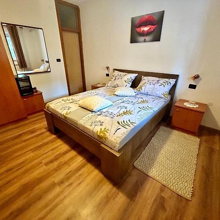 Guest House Casa Mia - Rooms & Apartments Ровин Екстериор снимка
