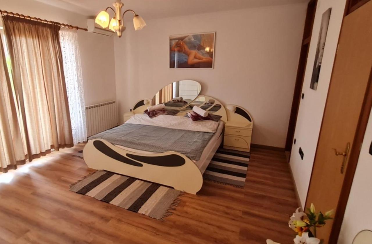 Guest House Casa Mia - Rooms & Apartments Ровин Екстериор снимка