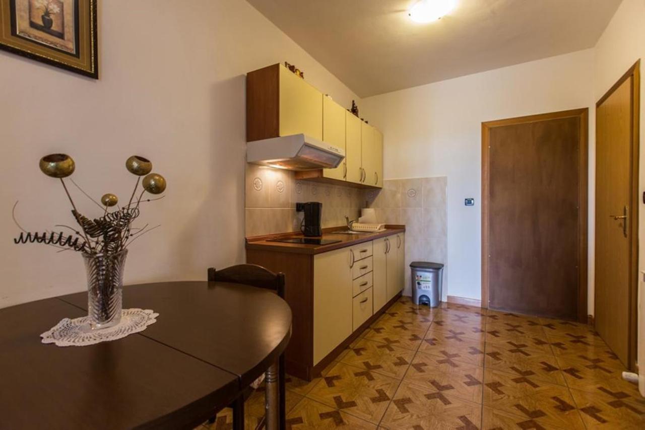 Guest House Casa Mia - Rooms & Apartments Ровин Екстериор снимка