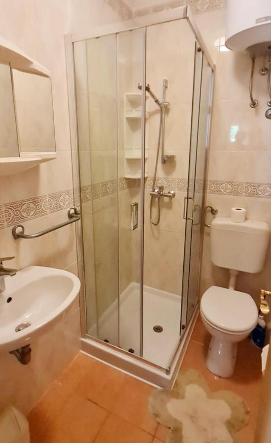 Guest House Casa Mia - Rooms & Apartments Ровин Екстериор снимка