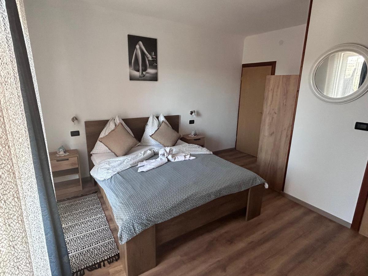 Guest House Casa Mia - Rooms & Apartments Ровин Екстериор снимка