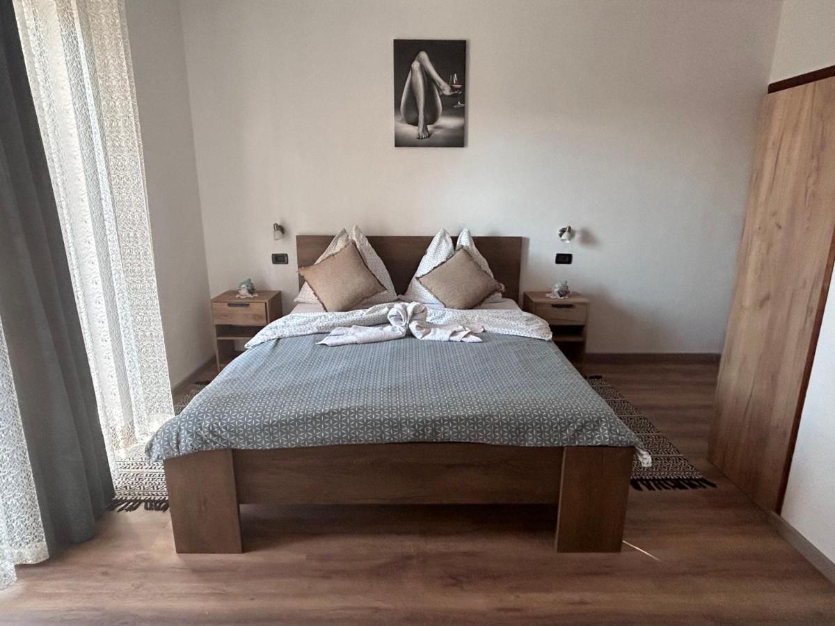 Guest House Casa Mia - Rooms & Apartments Ровин Екстериор снимка