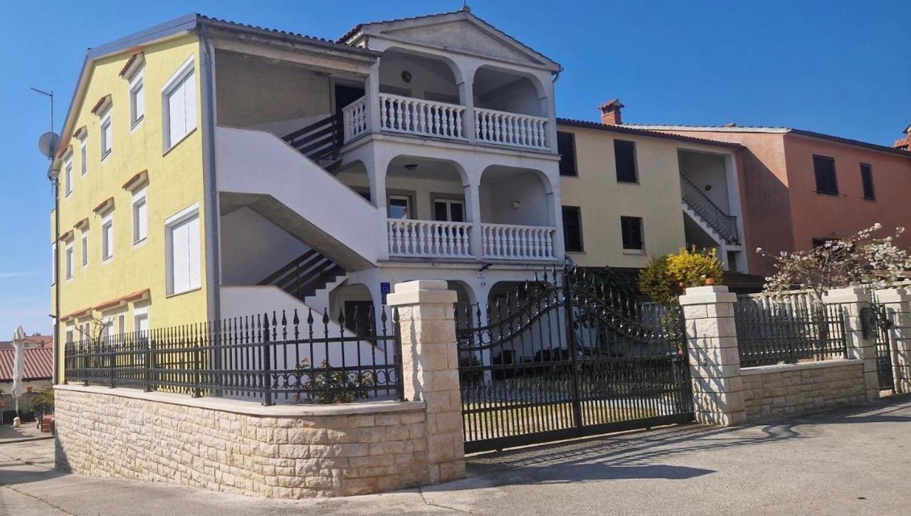 Guest House Casa Mia - Rooms & Apartments Ровин Екстериор снимка