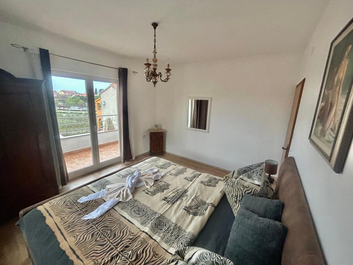 Guest House Casa Mia - Rooms & Apartments Ровин Екстериор снимка