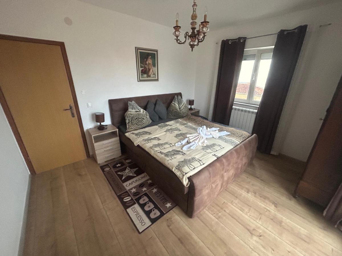 Guest House Casa Mia - Rooms & Apartments Ровин Екстериор снимка