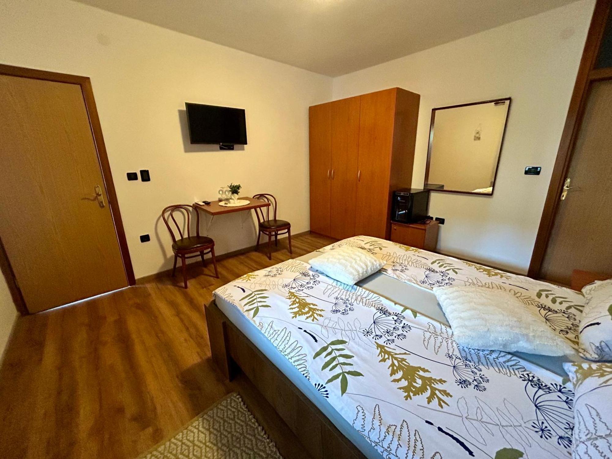 Guest House Casa Mia - Rooms & Apartments Ровин Екстериор снимка