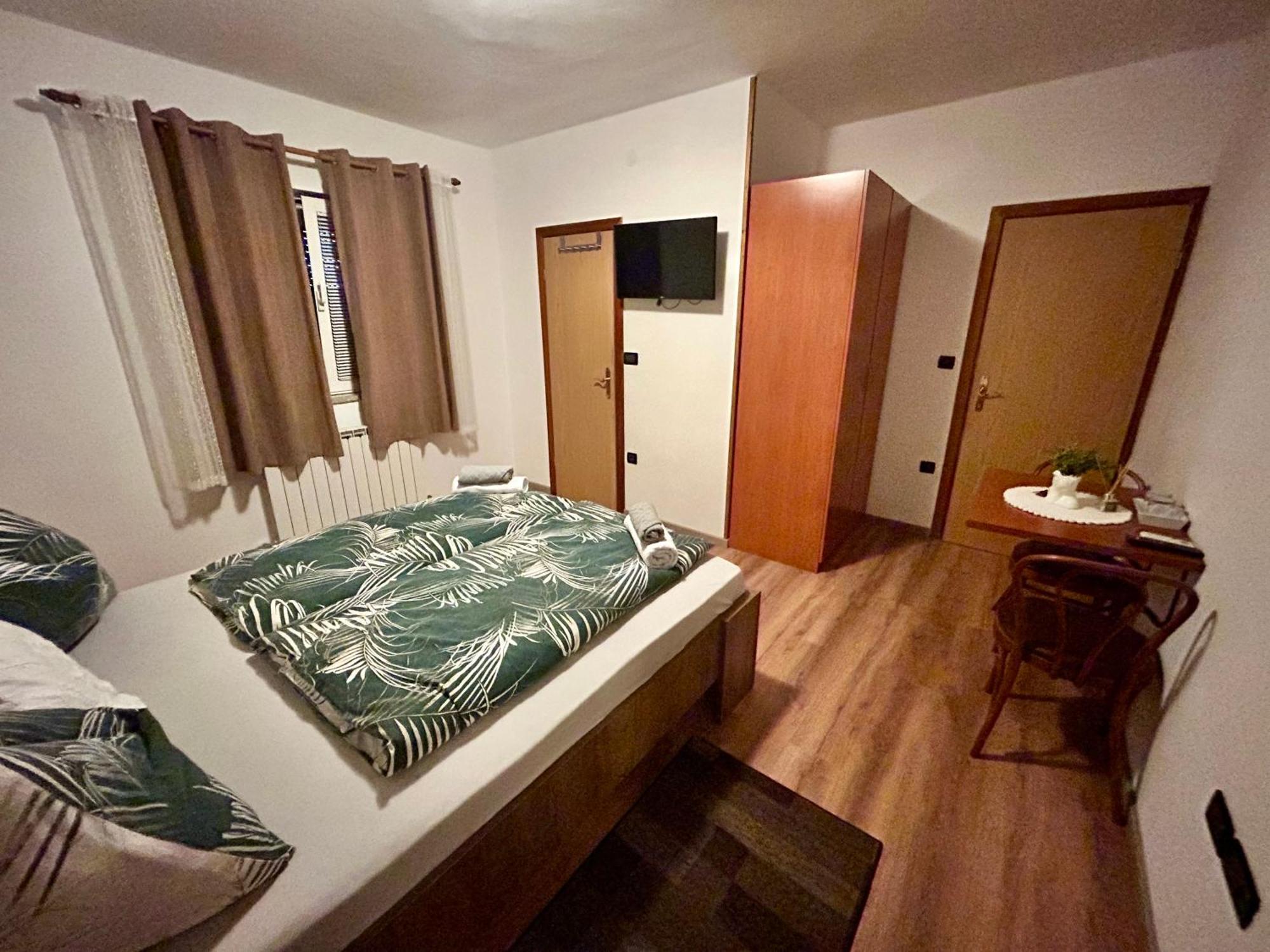 Guest House Casa Mia - Rooms & Apartments Ровин Екстериор снимка