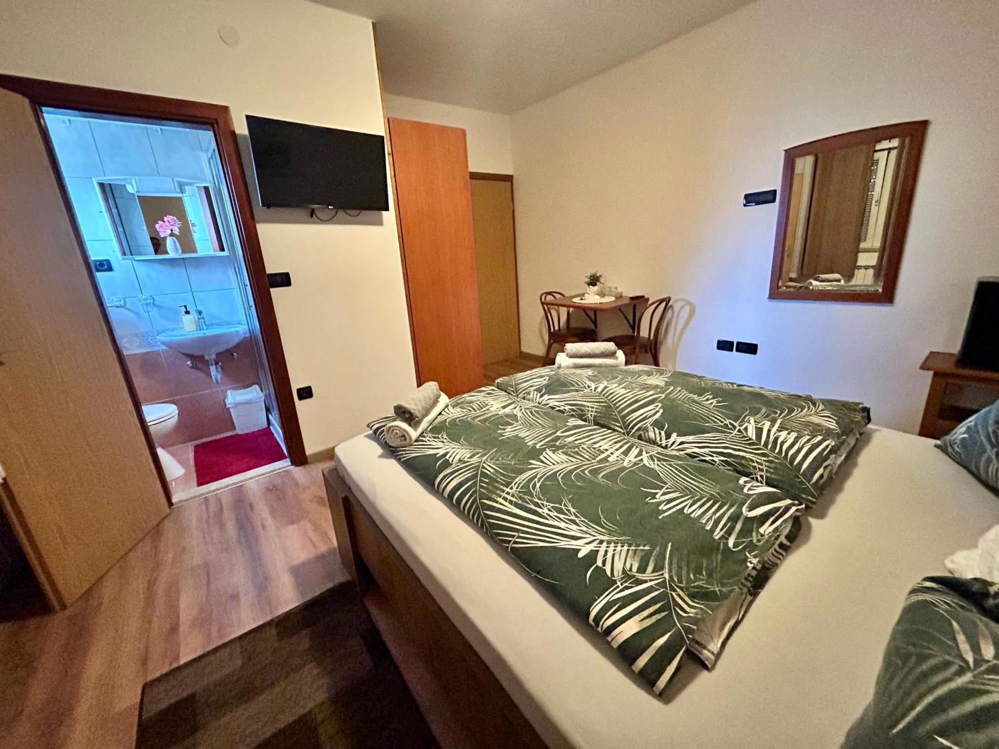Guest House Casa Mia - Rooms & Apartments Ровин Екстериор снимка