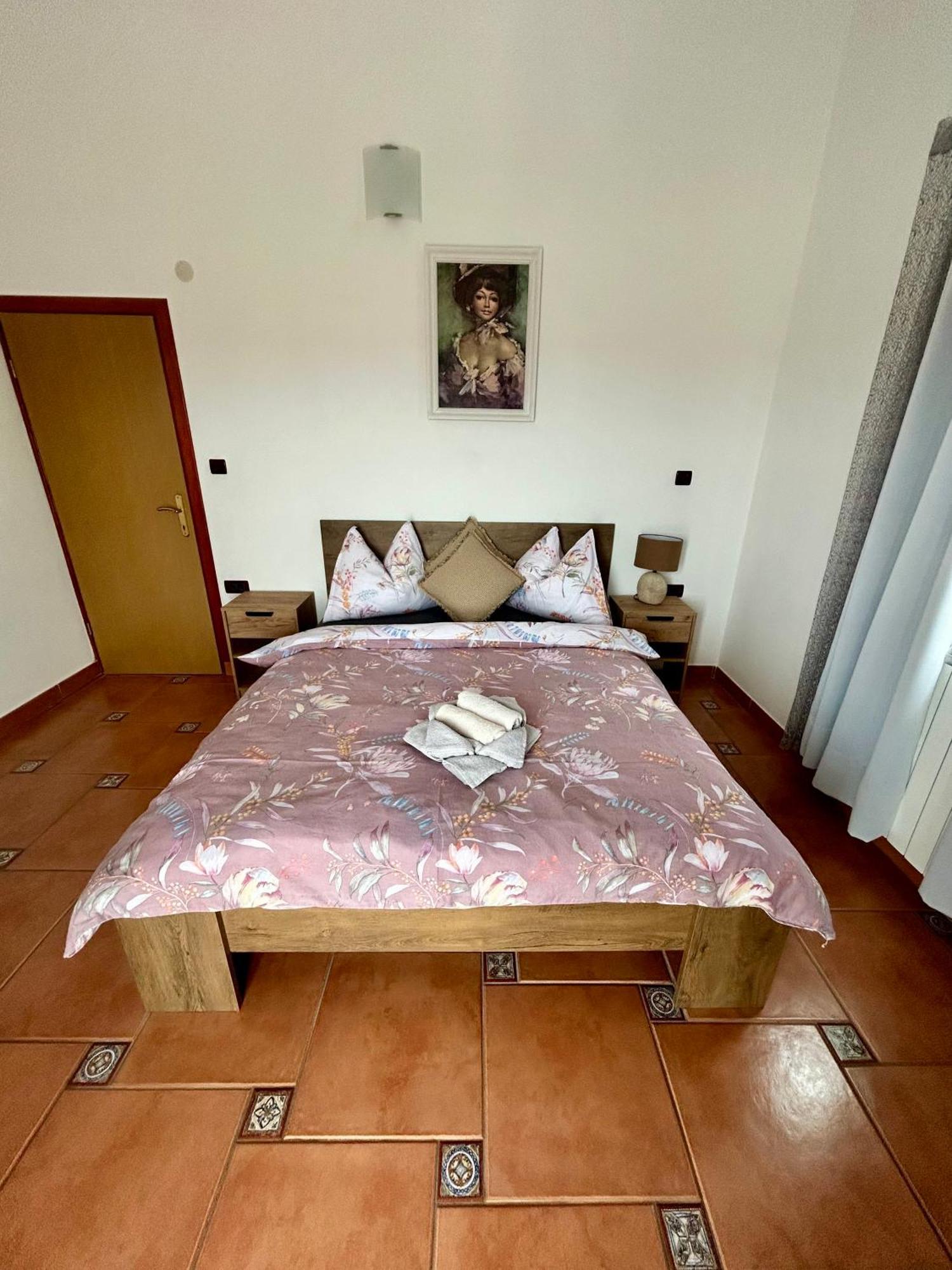 Guest House Casa Mia - Rooms & Apartments Ровин Екстериор снимка
